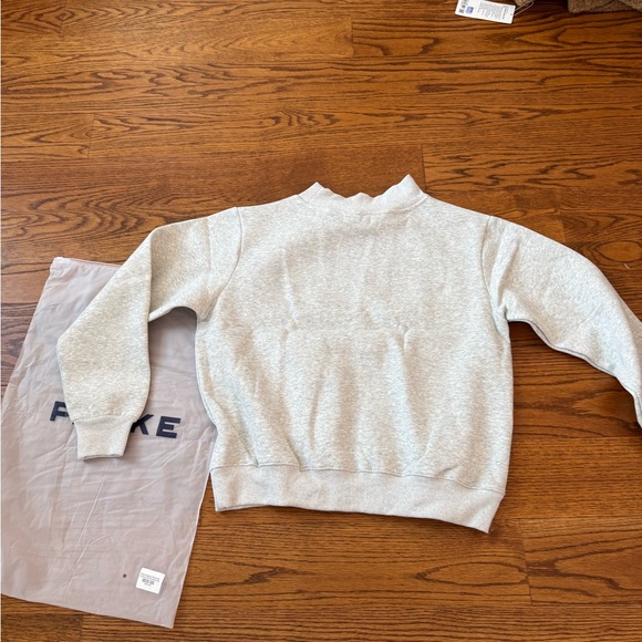 Stylish White Sweatshirt with Red Apple Graphic - Picture 4 of 4